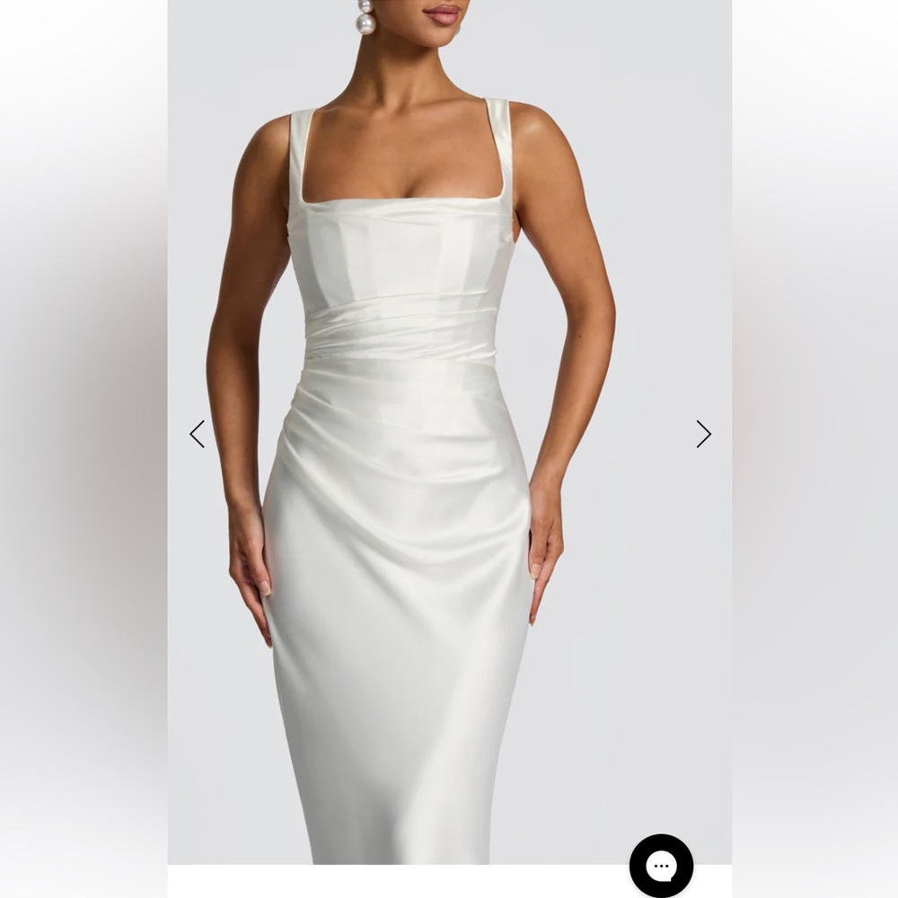 Elegant White Sleeveless Dress & Scarf - Picture 3 of 10